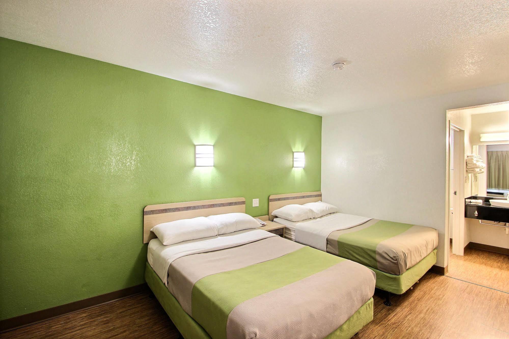 Motel 6 Milwaukee West - Brookfield Exterior photo