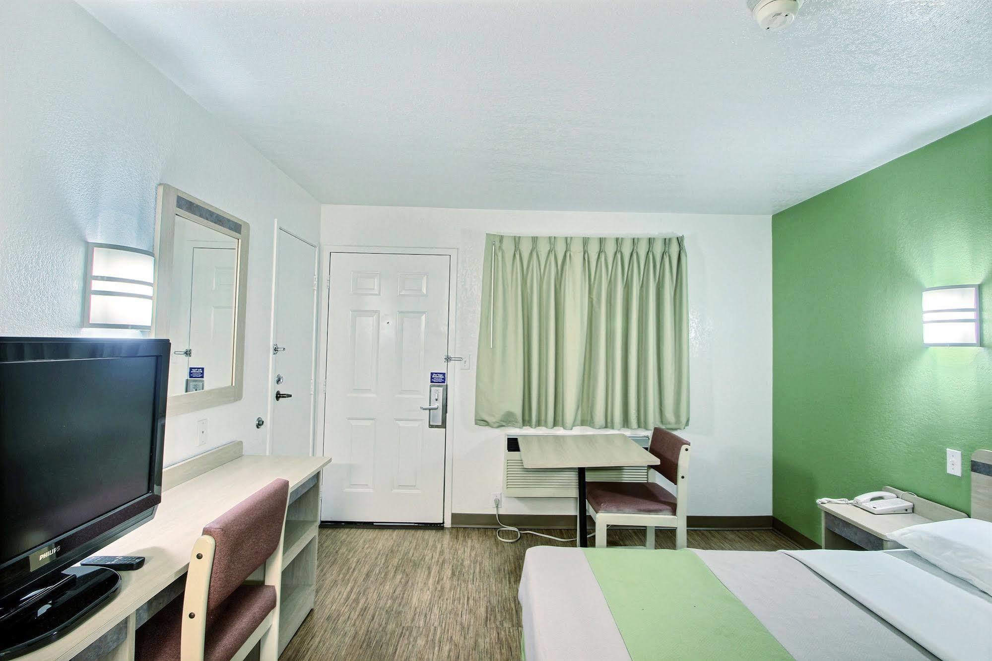 Motel 6 Milwaukee West - Brookfield Exterior photo